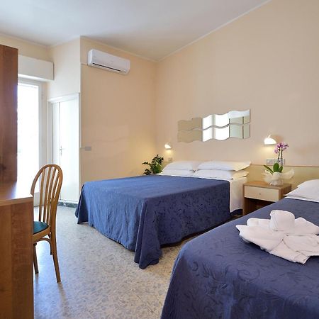 Hotel Oltremar B&B Каттолика Экстерьер фото