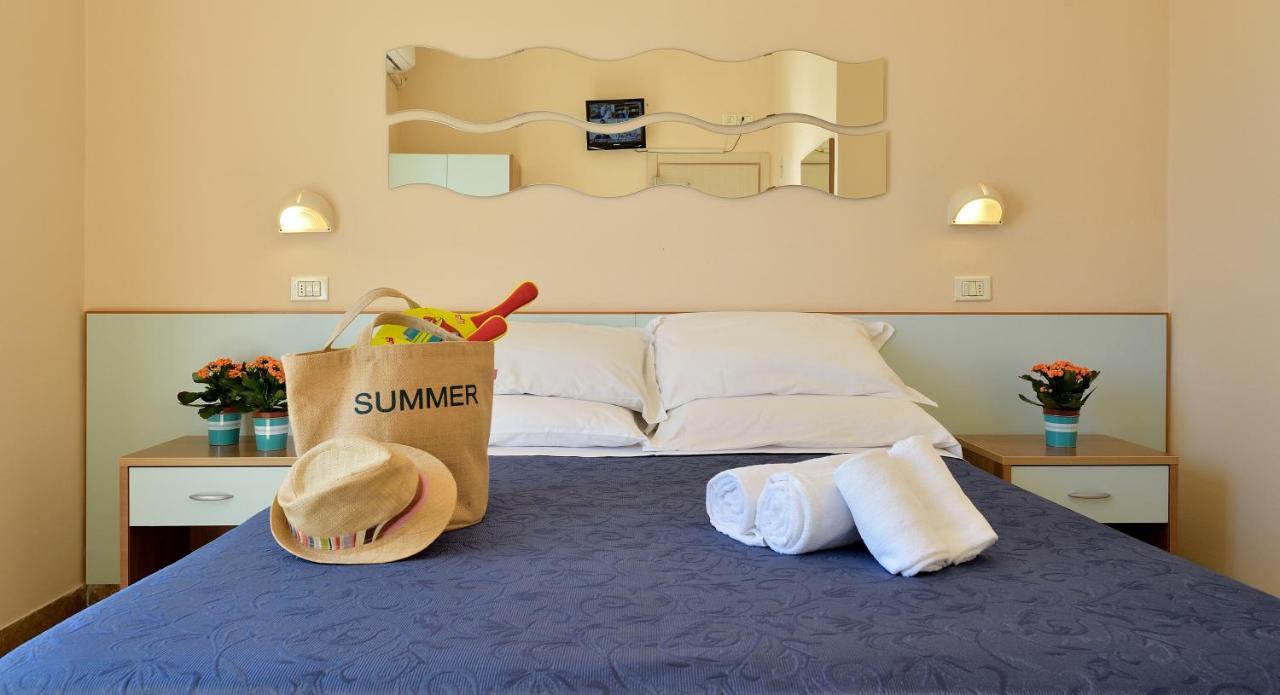 Hotel Oltremar B&B Каттолика Экстерьер фото