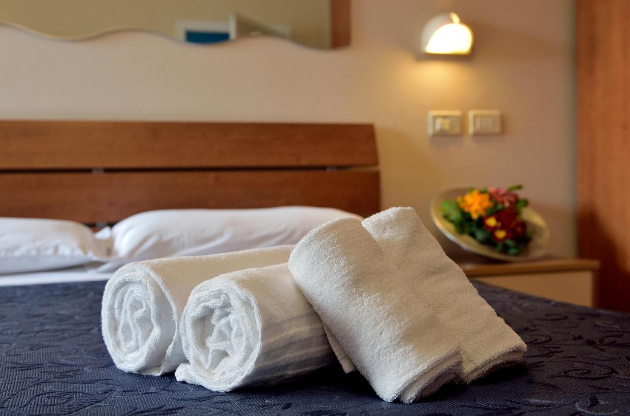 Hotel Oltremar B&B Каттолика Экстерьер фото