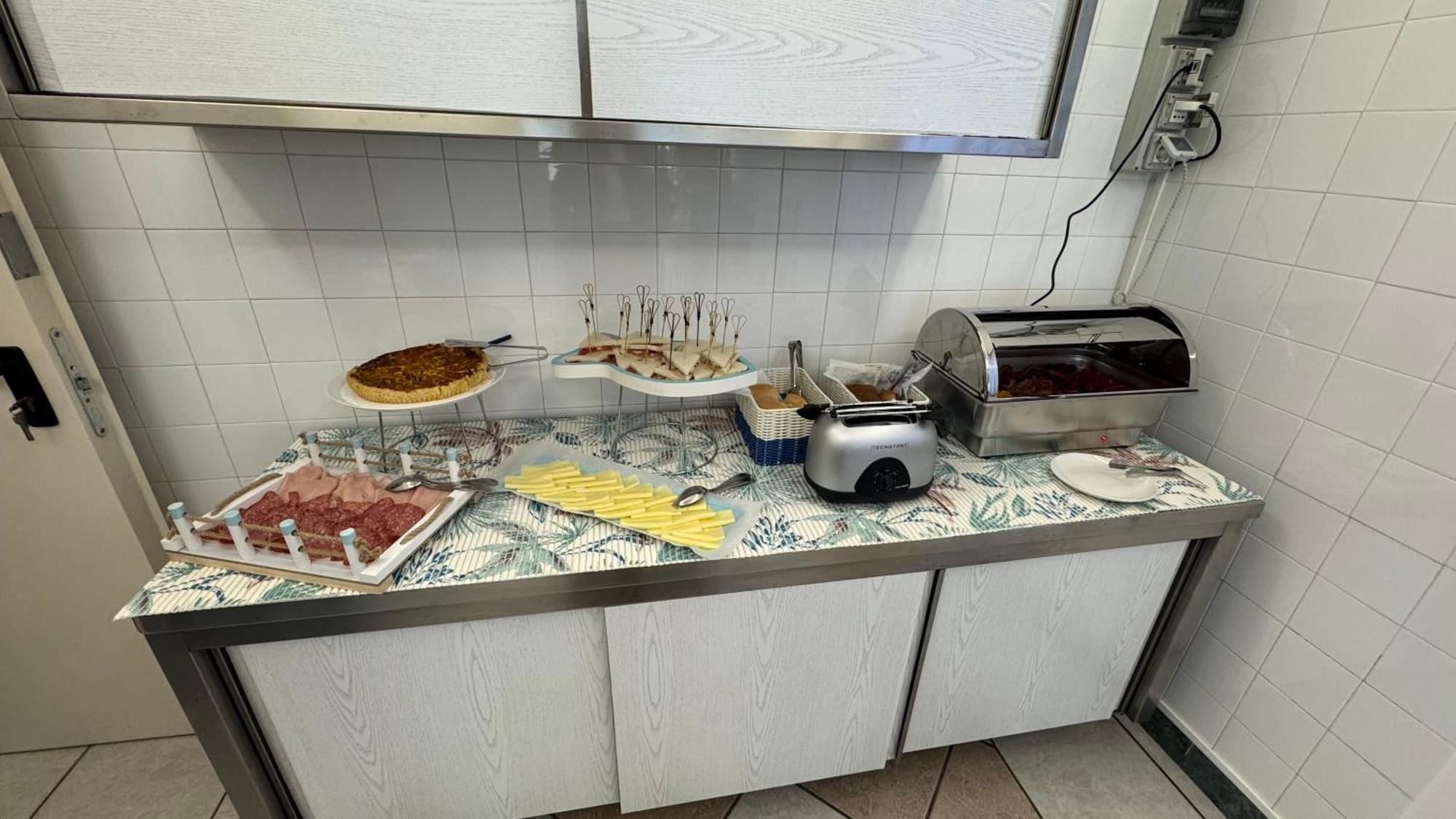 Hotel Oltremar B&B Каттолика Экстерьер фото